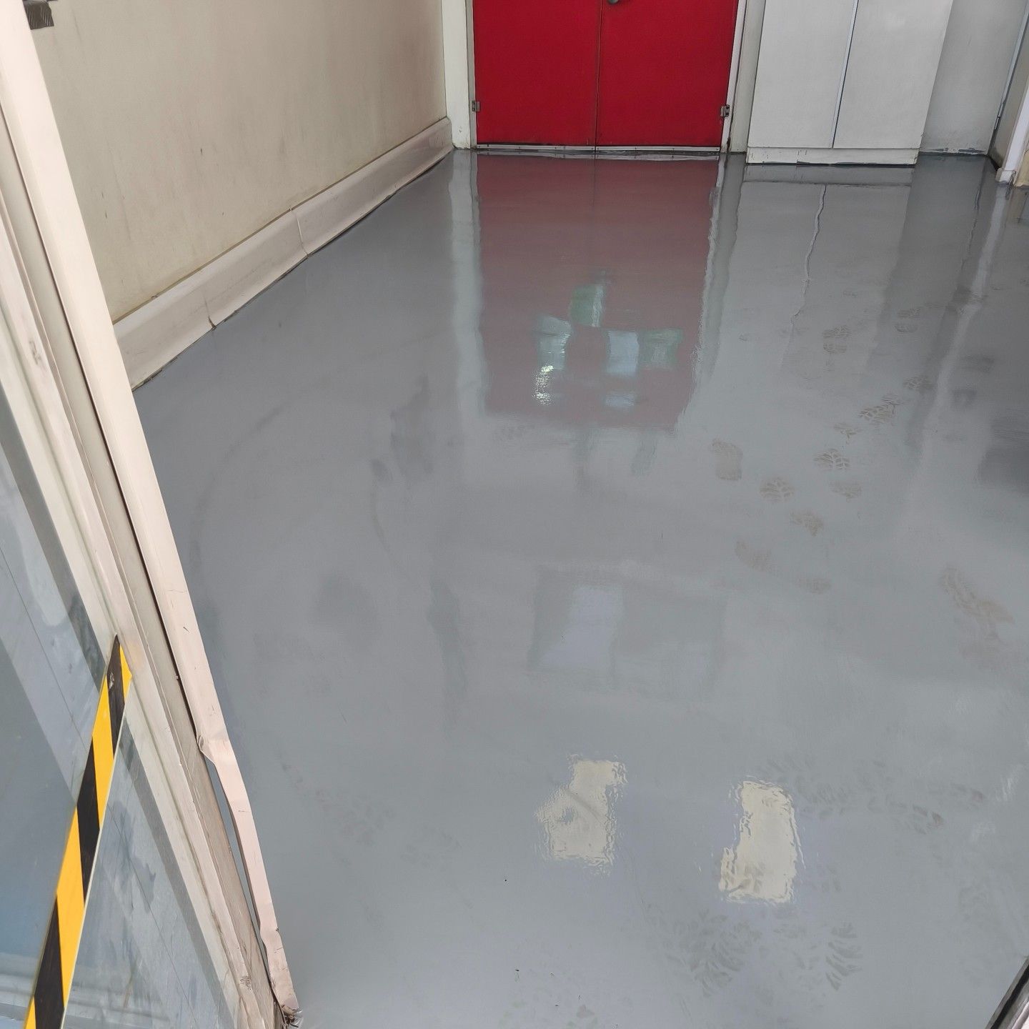 Pasillo con piso gris brillante, trabajo de MAKADI